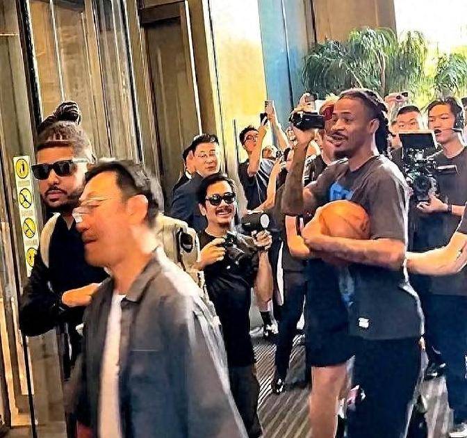 关于NBA球员与粉丝互动交流热闹非凡的信息 关于NBA球员与粉丝互动交流热闹非凡的信息