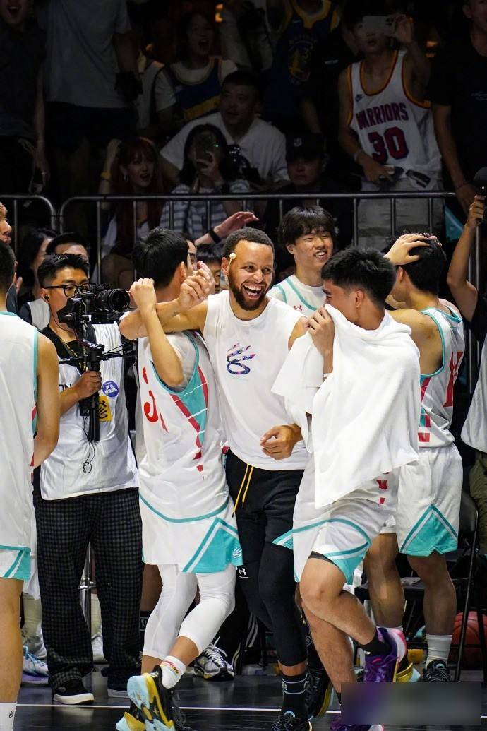 关于NBA球员与粉丝互动交流热闹非凡的信息 关于NBA球员与粉丝互动交流热闹非凡的信息